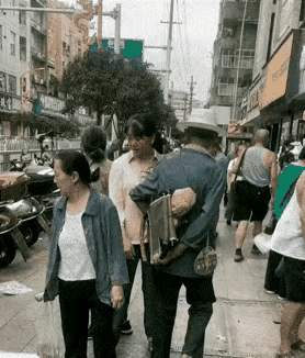 这才是真正的流氓变老了监控中一个老人大约走了10来米远却已有三次袭胸记录