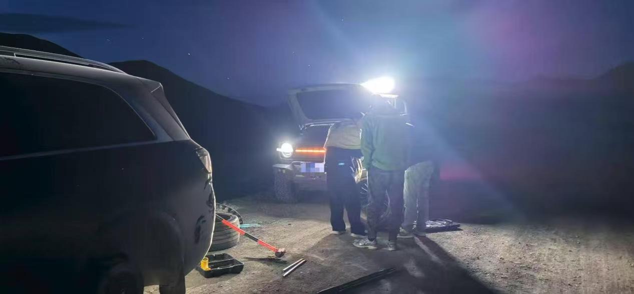 从被动等待到主动求救，问界M9车载卫星改写救援逻辑在德令哈无人区爆胎后，问界M