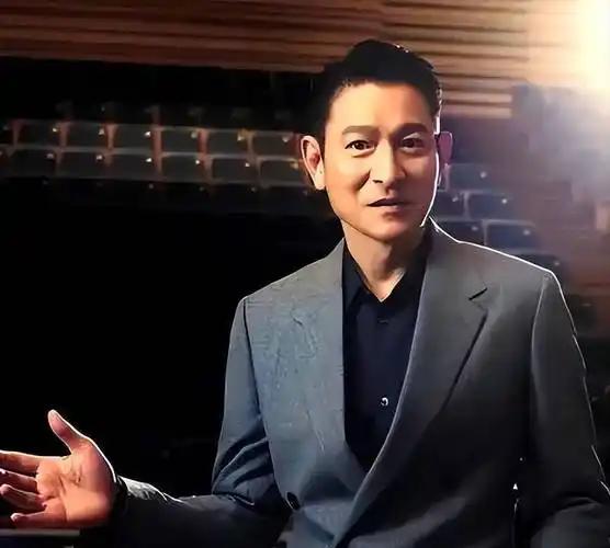怎么判断一个香港演员是真的有民族认同感，还是逢场作戏来内地捞钱？其实标准特别