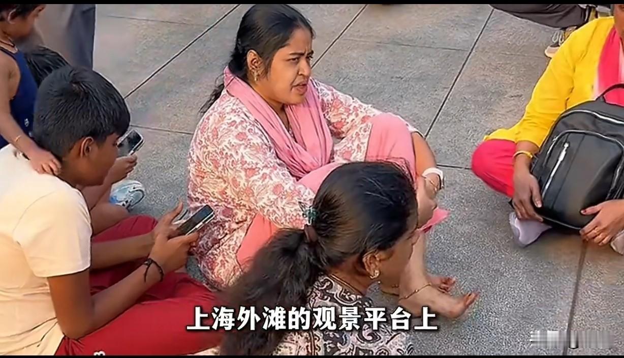 新加坡平安夜街头，三哥扎堆堪比印度本土集市，今年一季度，印度人来华数量较去年暴涨