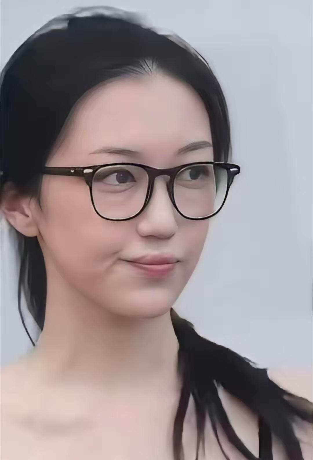还是得有钱啊。不少人看到李嫣当下的照片，最先生出的感慨就是：她的变化实在太过