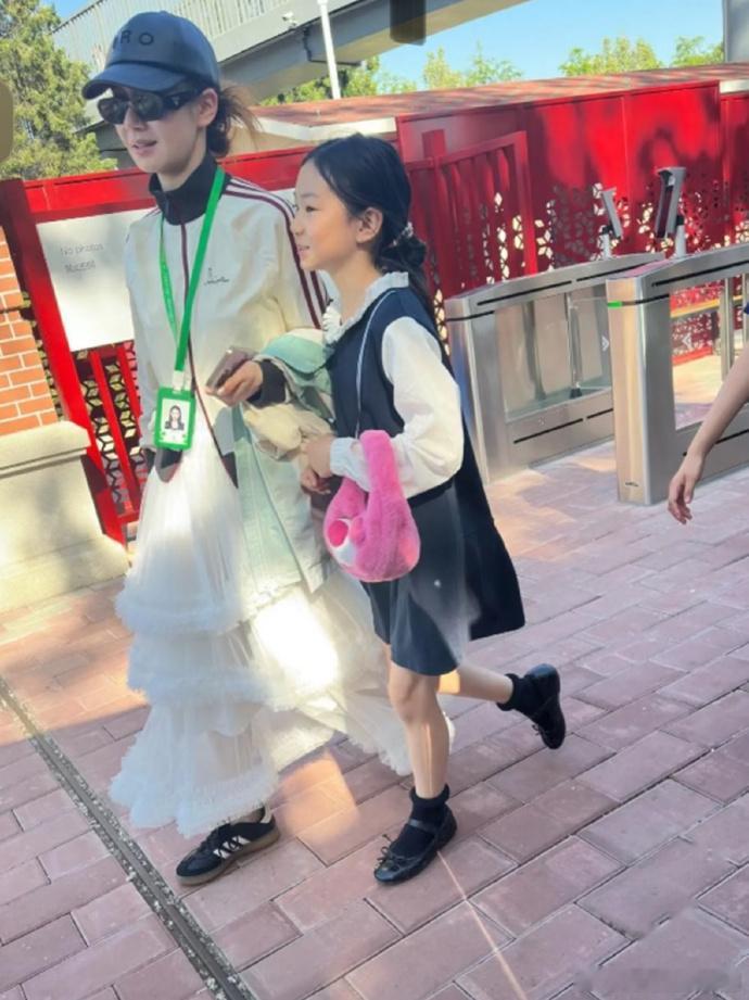 戚薇接女儿放学，仙气飘飘超亮眼！明星也用接送卡，画面温馨又有趣，lucky有这