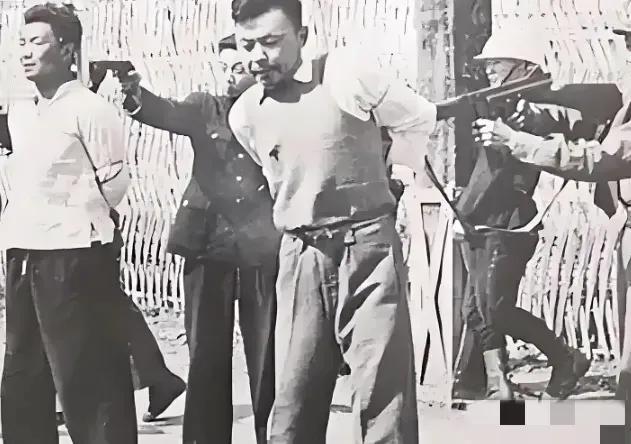 1941年，地下党宋更新被敌人拖到野外枪毙，敌人对他连开三枪，其中一枪还打中了他