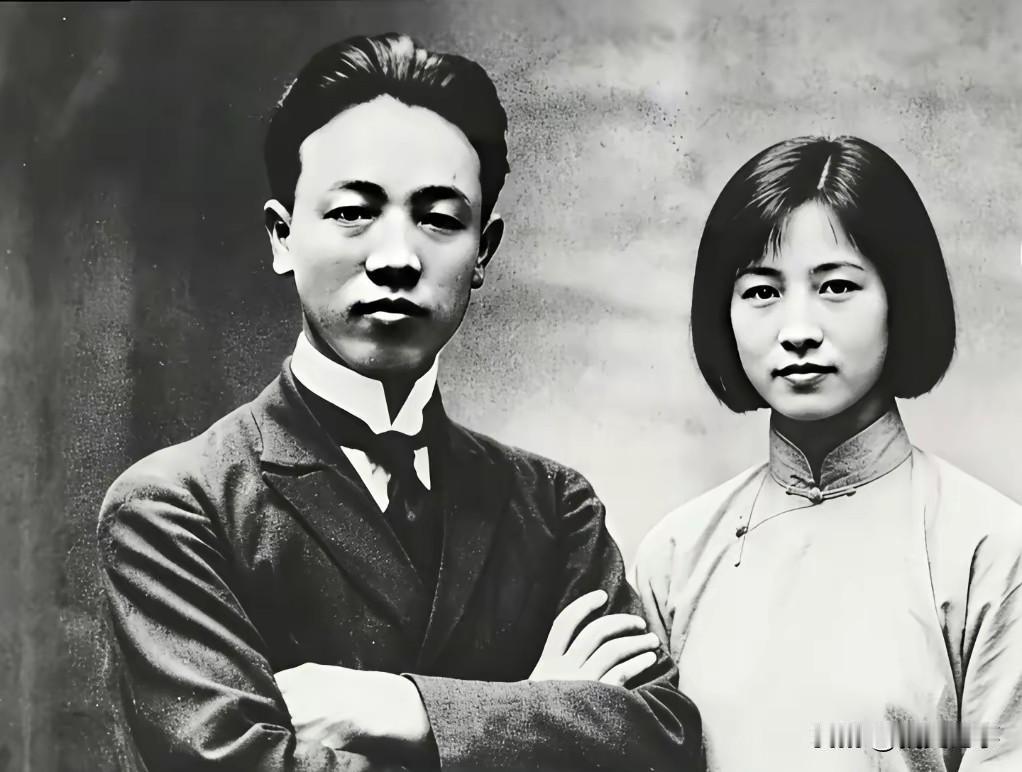 革命烈士赵世炎与妻子夏之栩的影像。镜头下，赵世炎西装革履，眉宇间满是青年革命者的