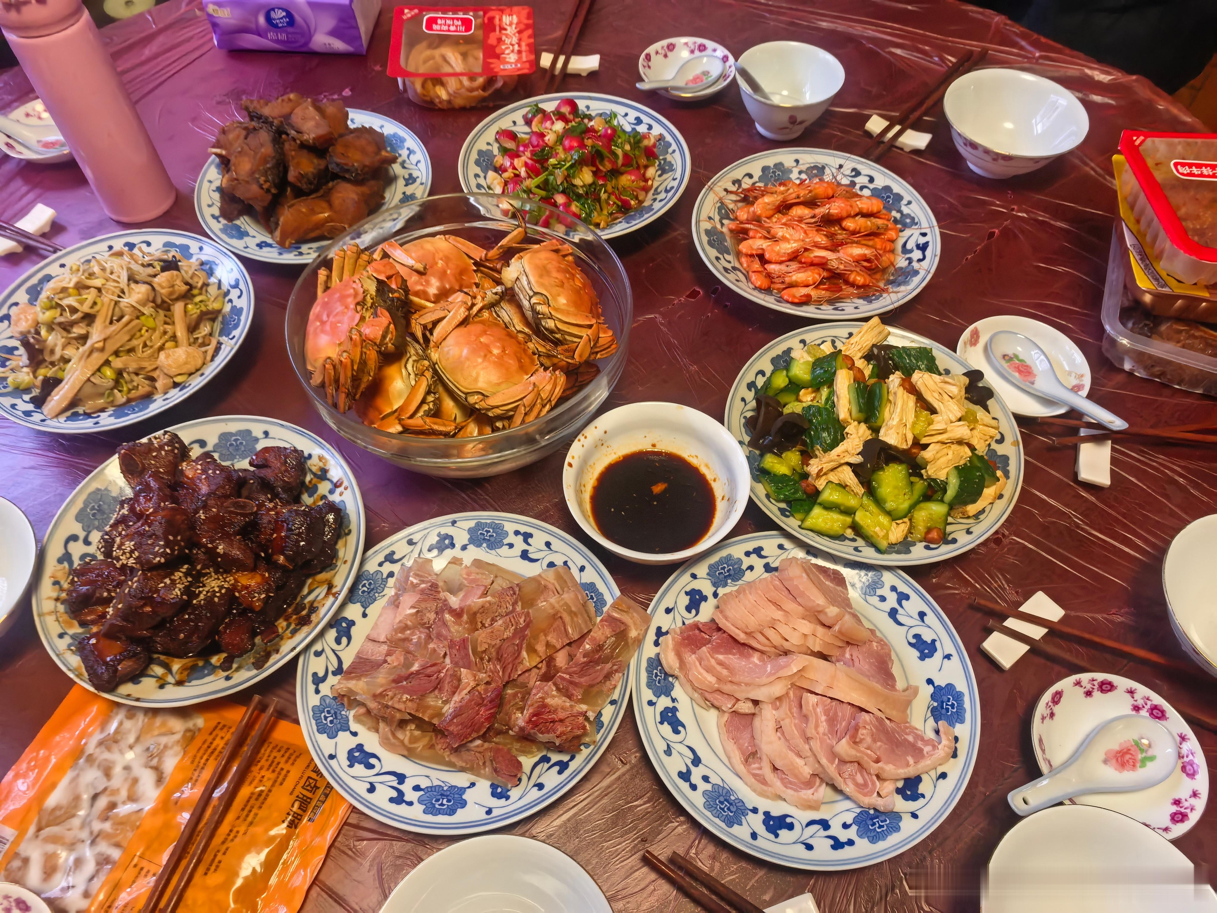 从四点吃到现在，凉菜轮总算吃完了，开始上热菜轮了，还有火锅轮和压轴春卷轮没吃春卷