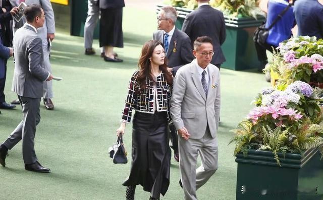 李嘉欣这“豪门媳妇”的称号真是实至名归！看她的混搭风是不是很值得借鉴？她上衣