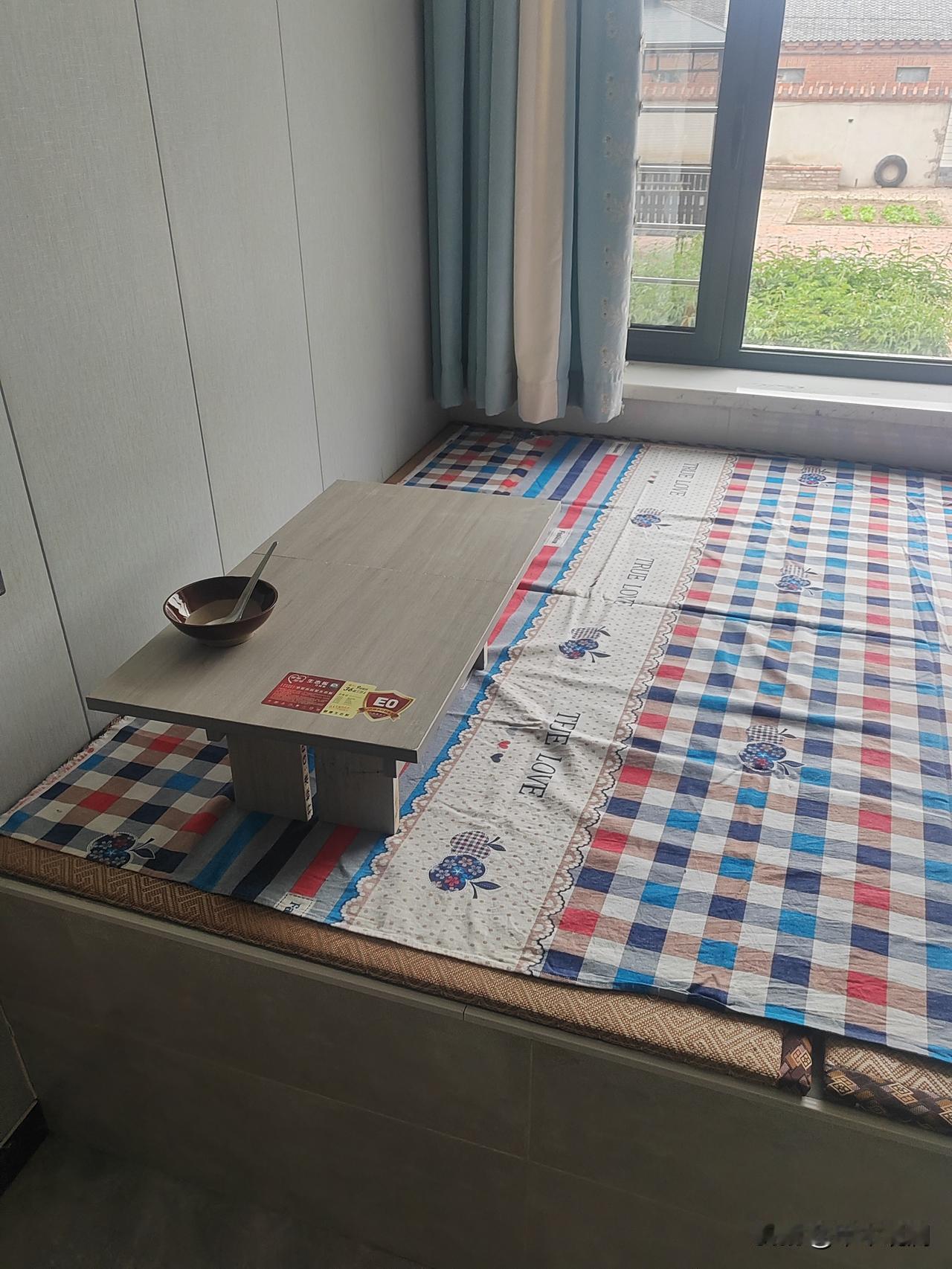 花一早上，用打柜子的剩料做了个小炕桌，这辈子第一件木工产品。虽然不太好看，应该挺