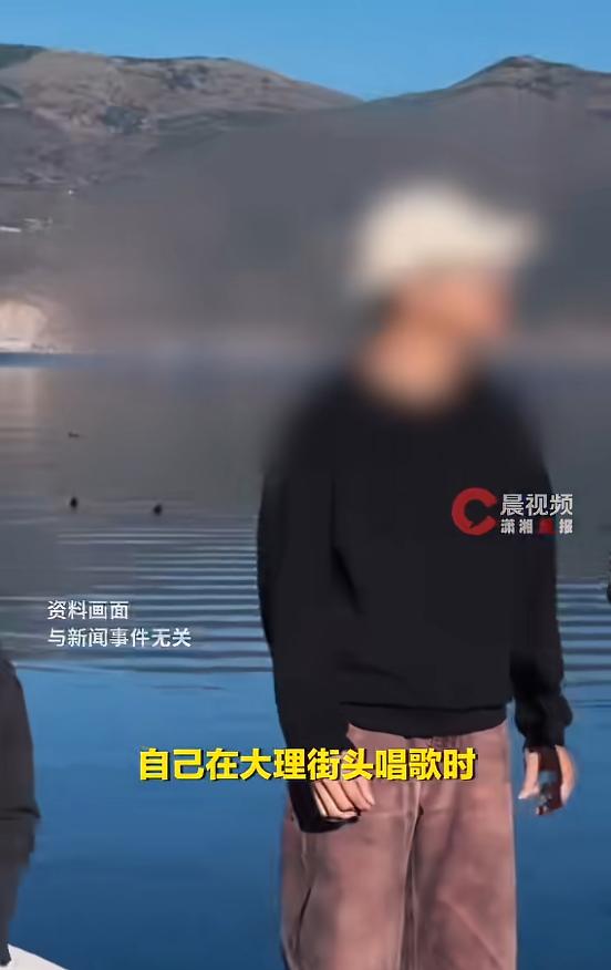 “太嚣张了！”5月2日报道，云南大理，一男子与朋友在街头唱歌时，一名纹身男突然走
