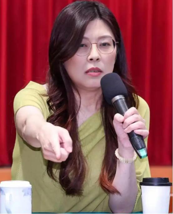 丢掉幻想，准备斗争！国民党已经正式退出了历史舞台的主角席位。郑丽文公开拒绝一国两