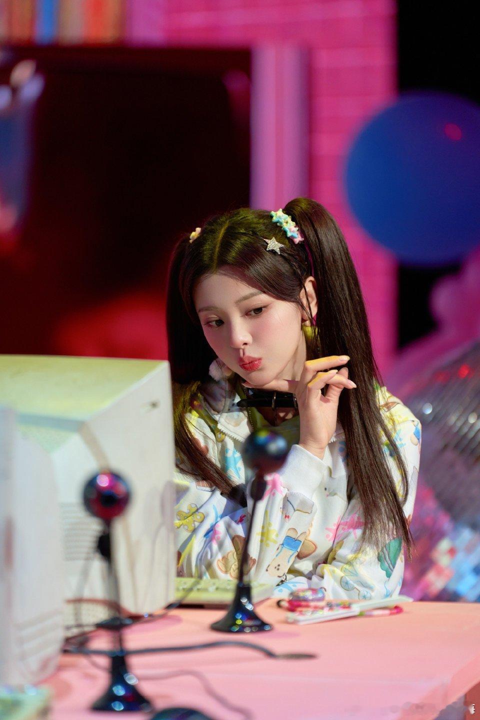 火箭少女101好可爱的双马尾小越​​​