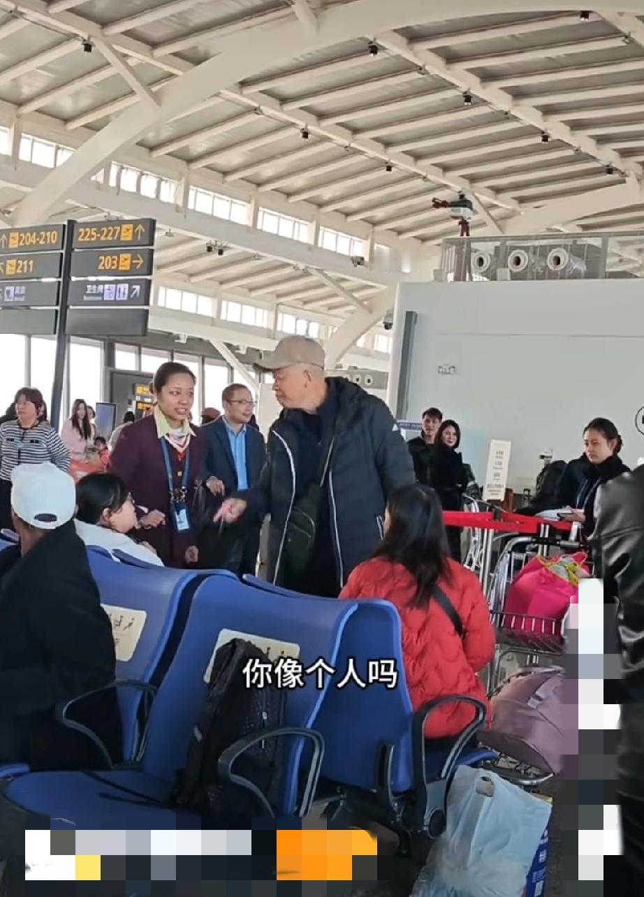 11月20日，桂林两江机场，女子把行李放在座椅上。大爷来让她把行李拿开，女子以为