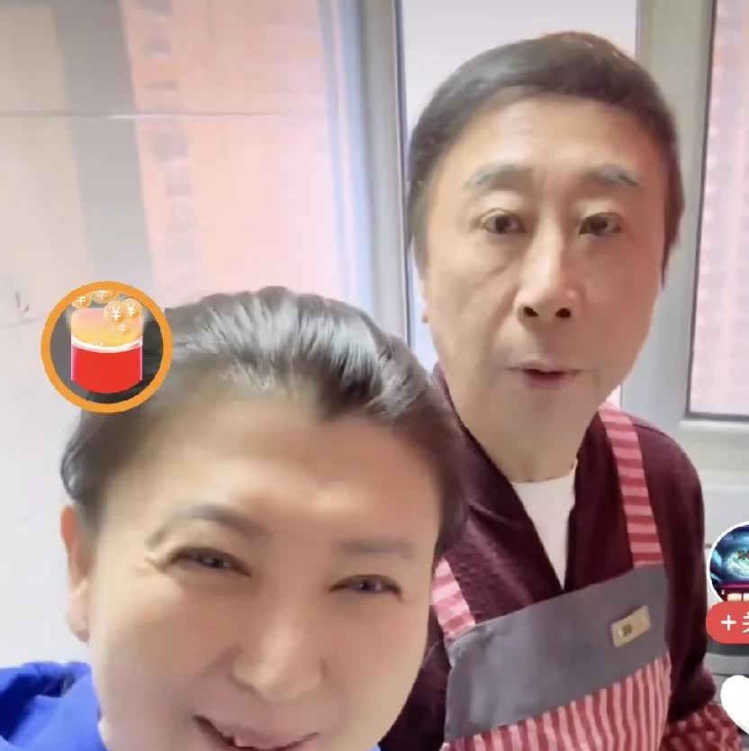 冯巩和闫学晶得多无聊啊，在生活中还装两口子。冯巩和闫学晶拍了很多生活段子，段