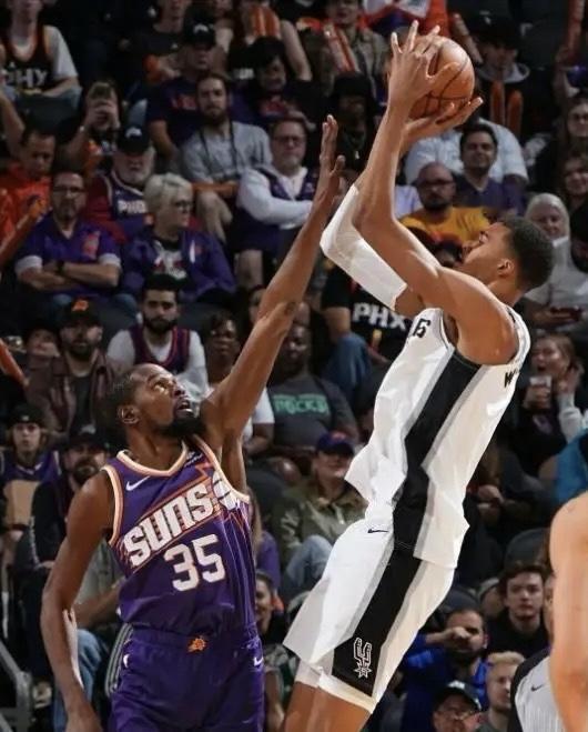 杜兰特终于被天赋比他高的人碾压了——文班亚马：臂展比你长投篮比你高盖帽比你