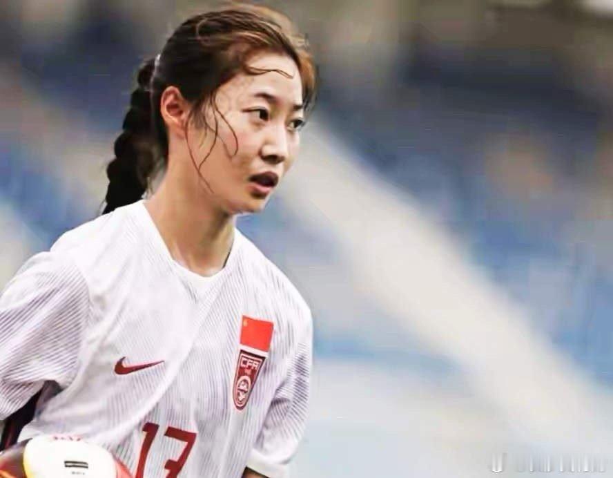 众多阿姨踢满全场，而替补席上，20岁的少年精英霍悦欣只能眼睁睁的目睹对手一次又一