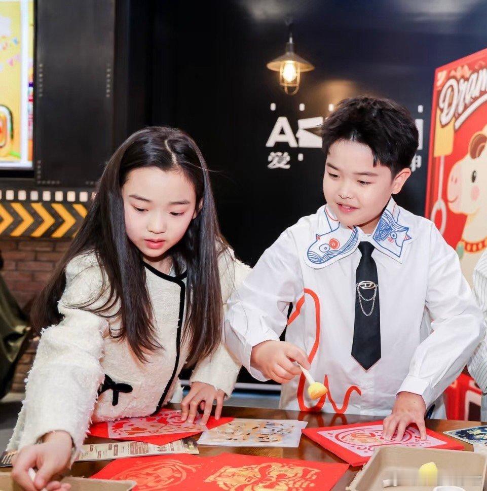 陈思诚佟丽娅离婚后首次公开同框给儿子过生日，董璇小酒窝也在，朵朵10岁了，不管是