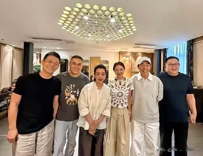 电视剧《主角》收官，主演张嘉译带着夫人王海燕和张艺谋夫妇聚餐，同行的还有在剧里演