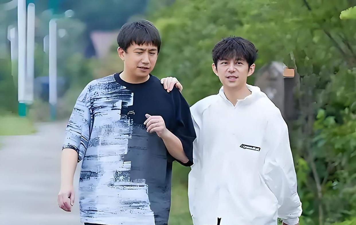 黄磊何炅乌镇同框，差两岁却像两代人，张子枫真人显矮不像160！[呲牙笑][呲牙笑]#