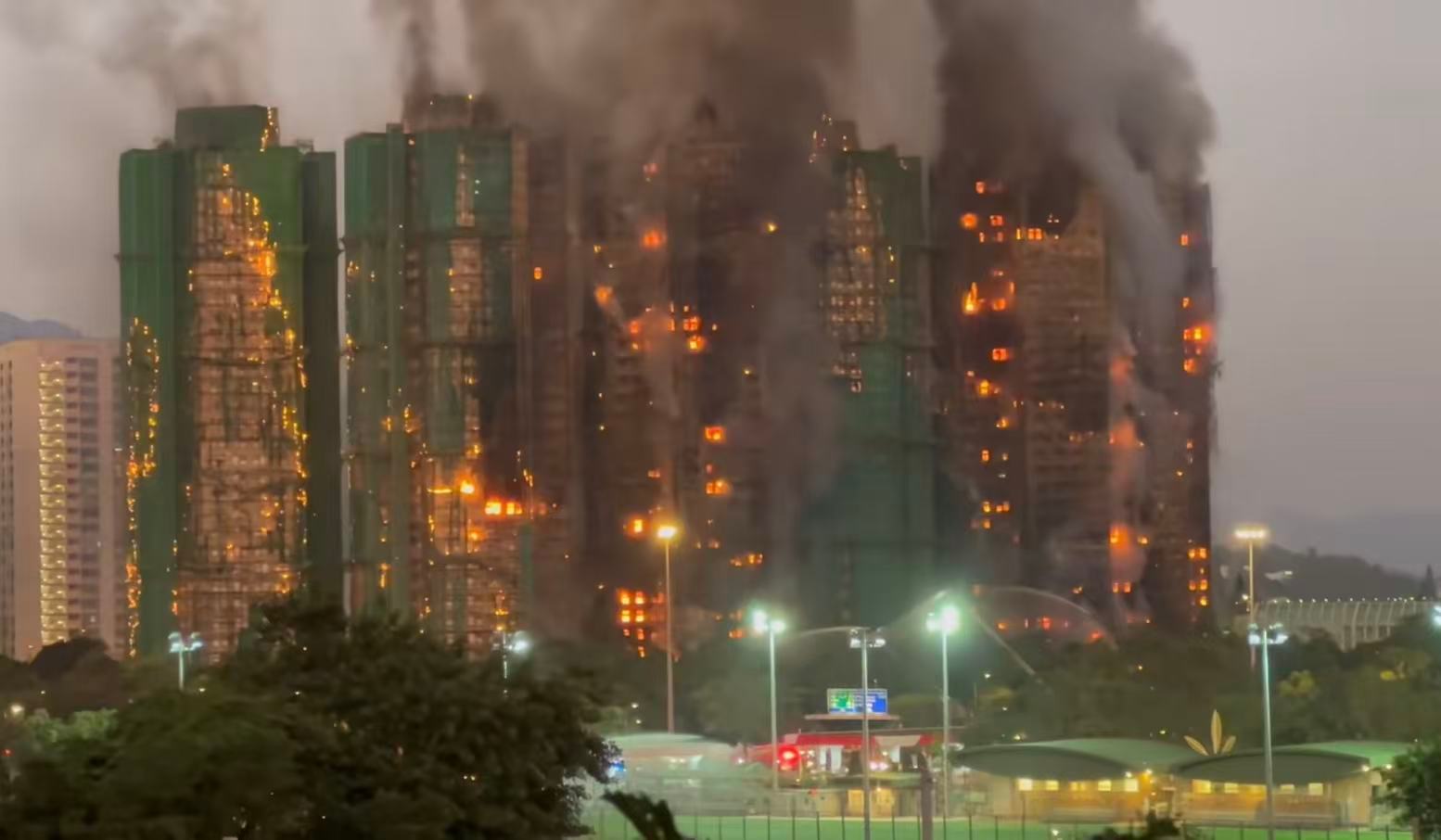 香港火灾真的有点恐怖😱八栋楼全部联排烧起来了为什么会造成这么大面积的火灾啊