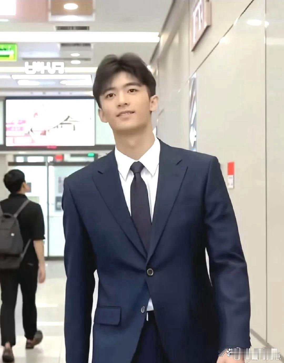 张柏芝谢霆锋的大儿子谢振轩，简直帅得没边儿！五官轮廓超分明，高挺鼻梁搭配笔直身姿