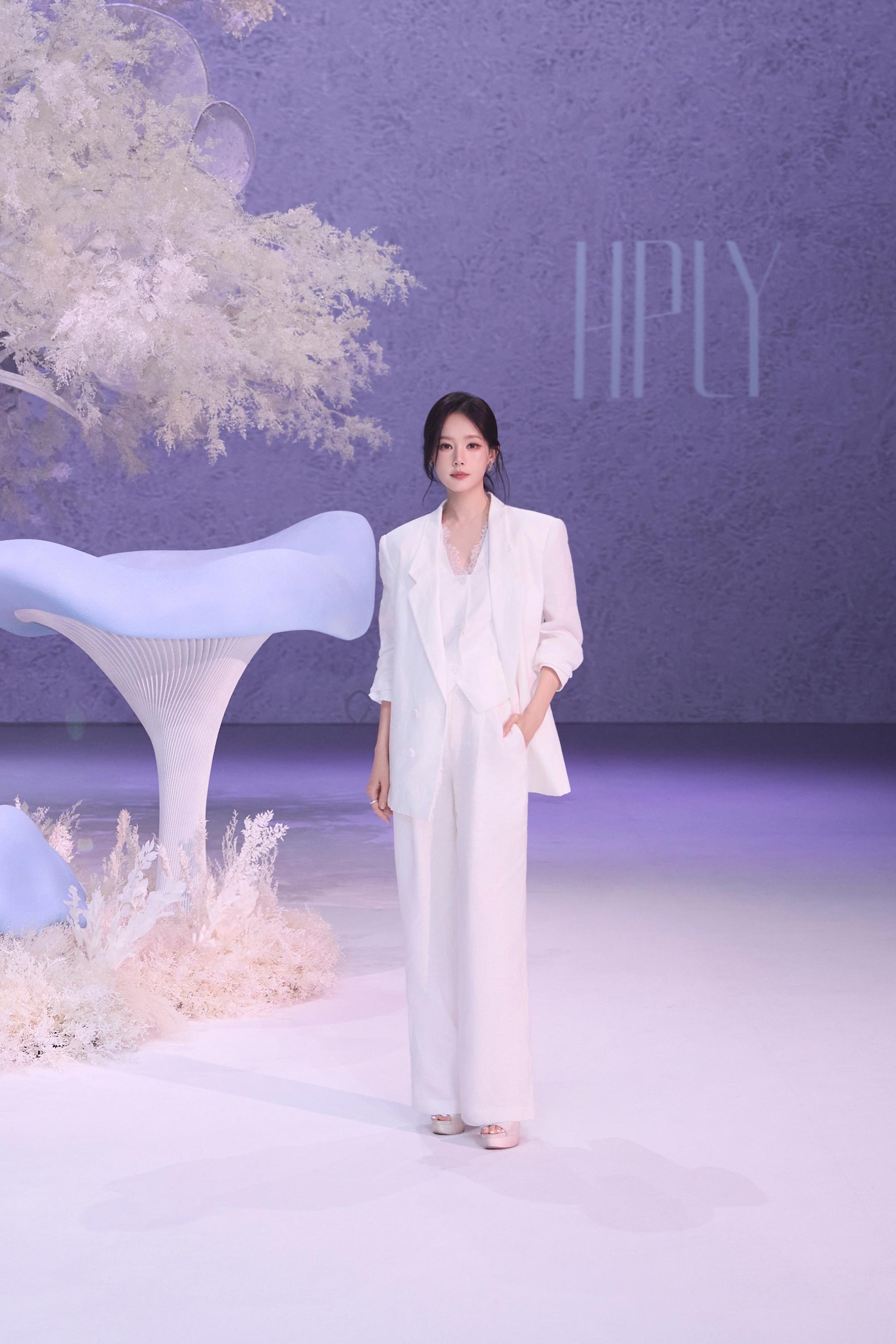 李一桐现身HPLY未境之旅2026上海时装周开幕秀