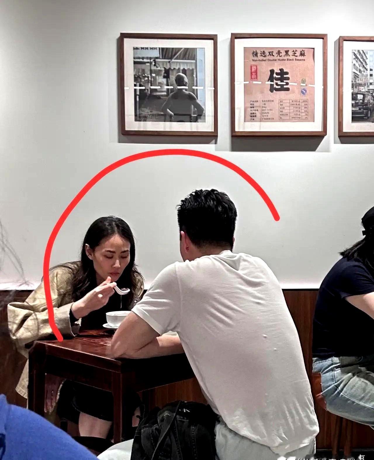 这是谁啊？差点真没认出来。镜头里那位气质还是在的，可脸上的岁月感也藏不住了，