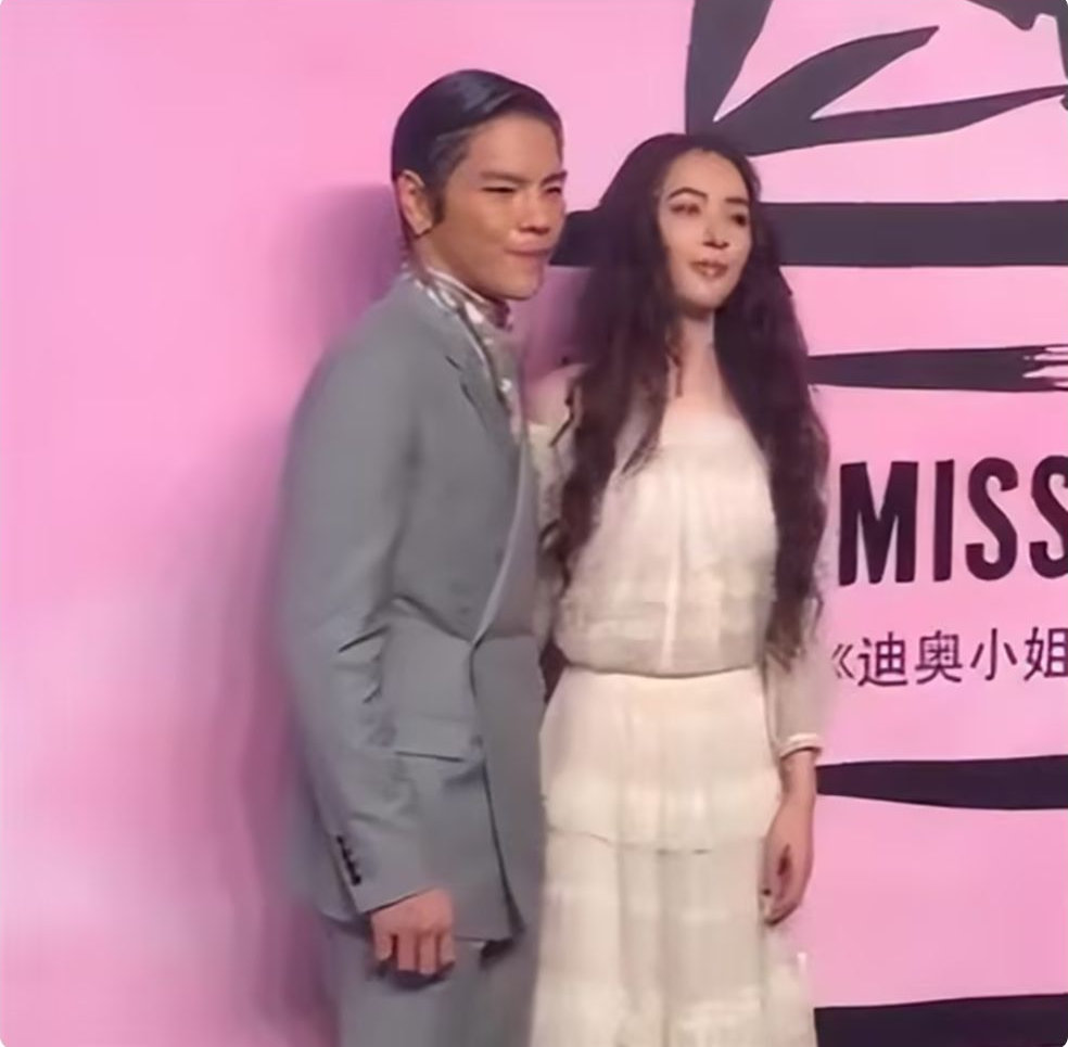 郭碧婷爸爸晒向佐侧颜，戏称会揍女婿，向佐版纳给老婆买了8个包