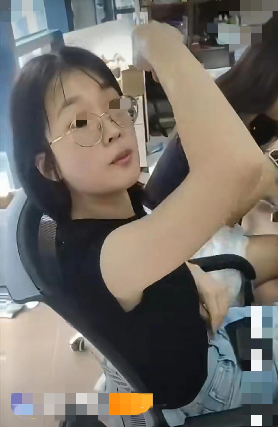 女子吃了外卖却反投诉没有送上楼，外卖员被扣钱上门理论。双方发生激烈争执，女子反手