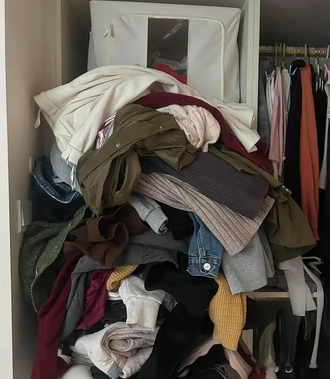 旧衣服处理，我从来不放回收箱，更不送人。有人问一堆旧衣服怎么处理，扔了可惜，放着