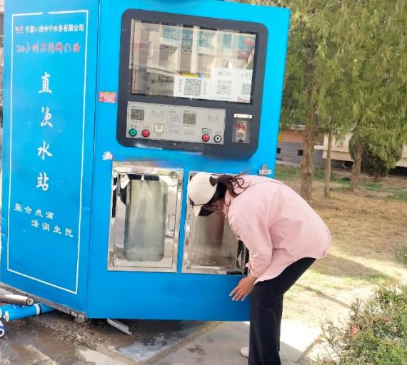 你家楼下有没有那种投币/扫码的“自助纯净水站”？1块钱5升，便宜又方便。很多人觉