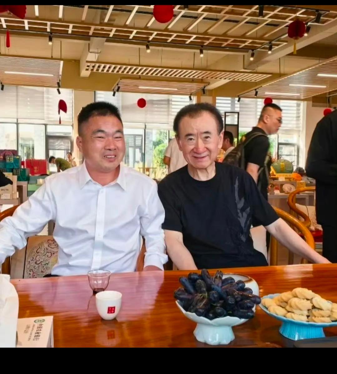 看着老王虽然精神比较好，但是也很难掩盖住他的疲惫和憔悴！只是生意那么难做，万达