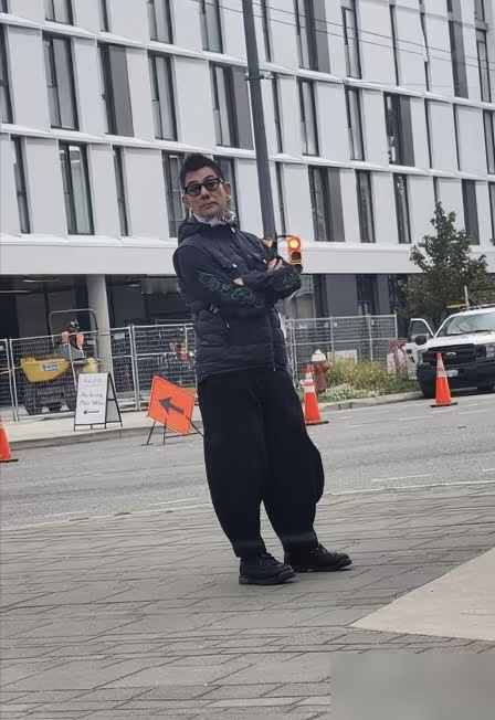 刚卷完大半个地球，60岁的任贤齐转头就在温哥华过上了神仙日子。有网友在温哥华的华人餐厅偶遇小齐哥，吃