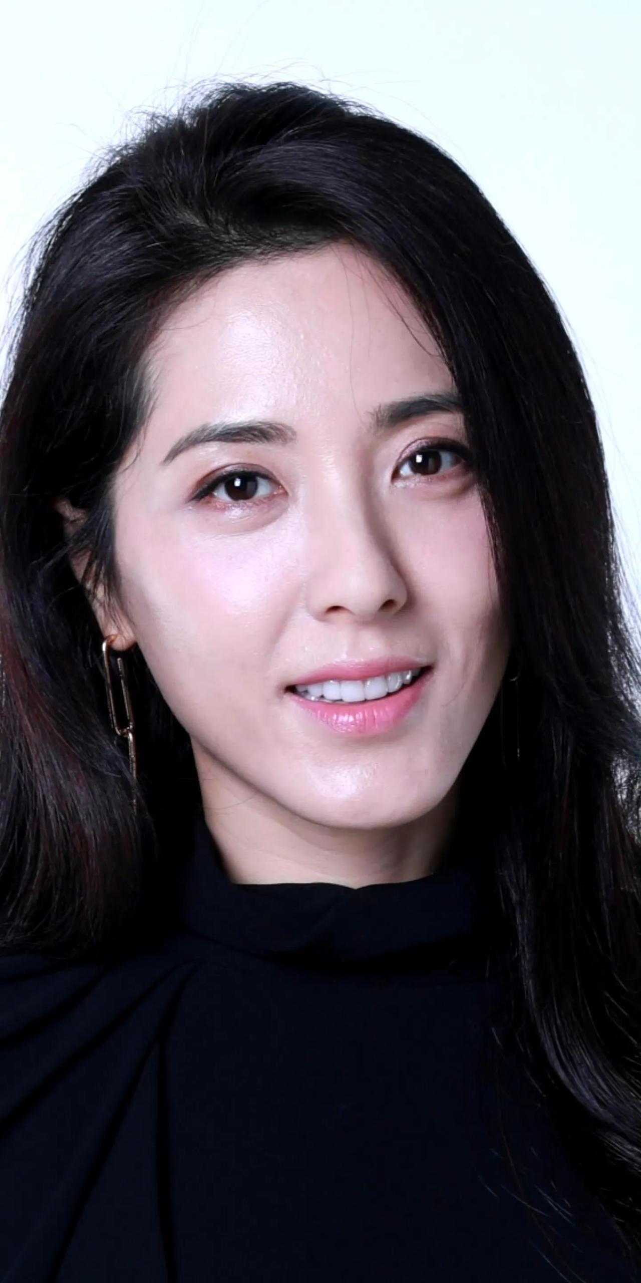女人太美也不行，她是央戏第一美女，可是有啥用？也不出名，也没结婚生娃，白白浪费她