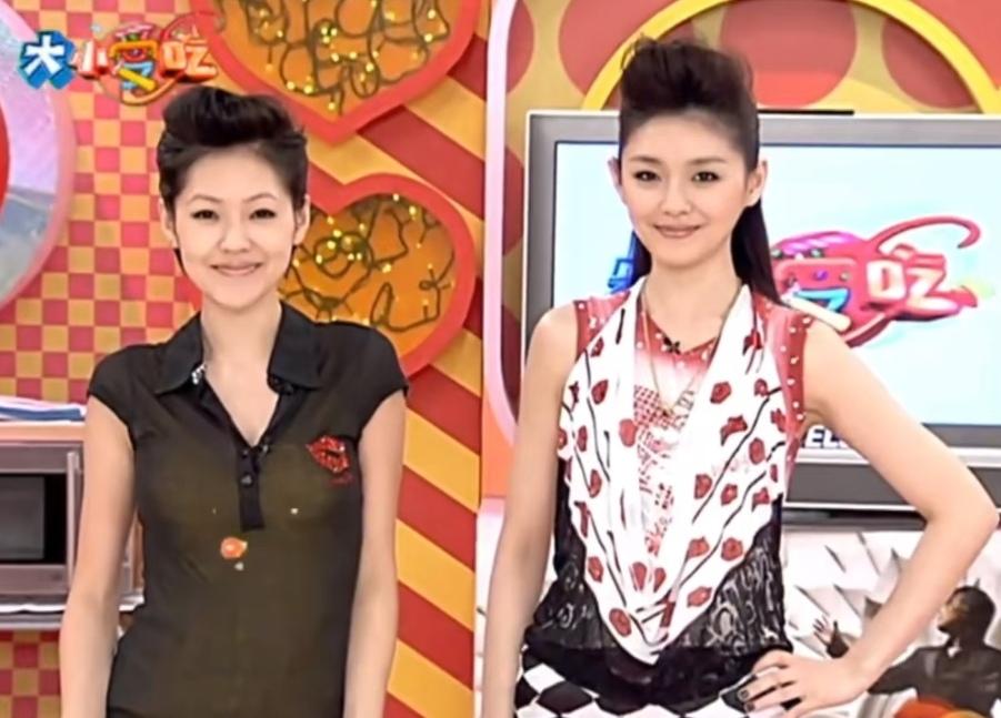早年大小S一同主持综艺时的同框画面，现在回看真的很有年代感。那时候的大S，仪态和