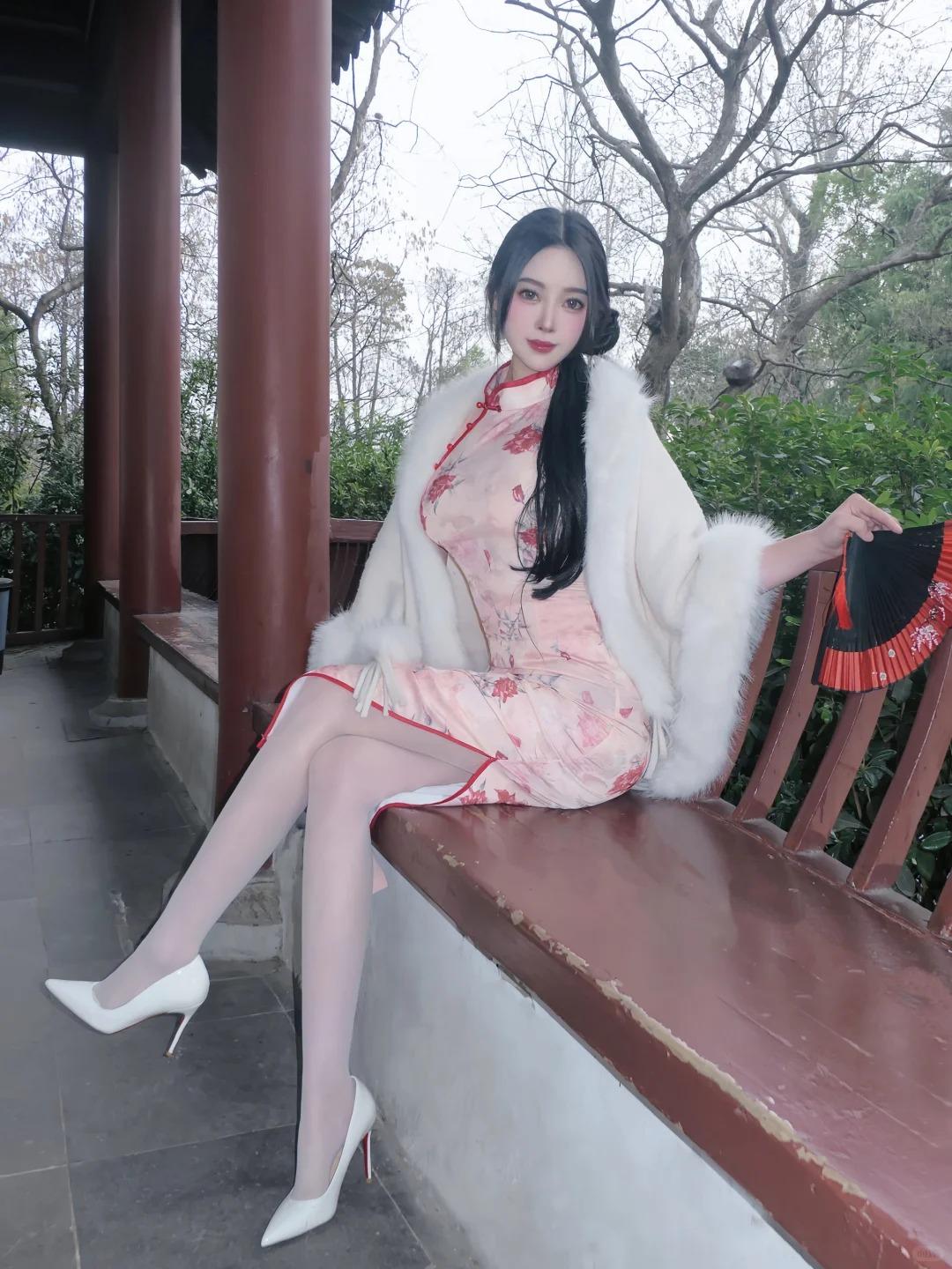 粉色旗袍搭配白色披肩，解锁超美的新中式女友风！柔雾粉旗袍衬得肌肤温润透亮，盘扣细