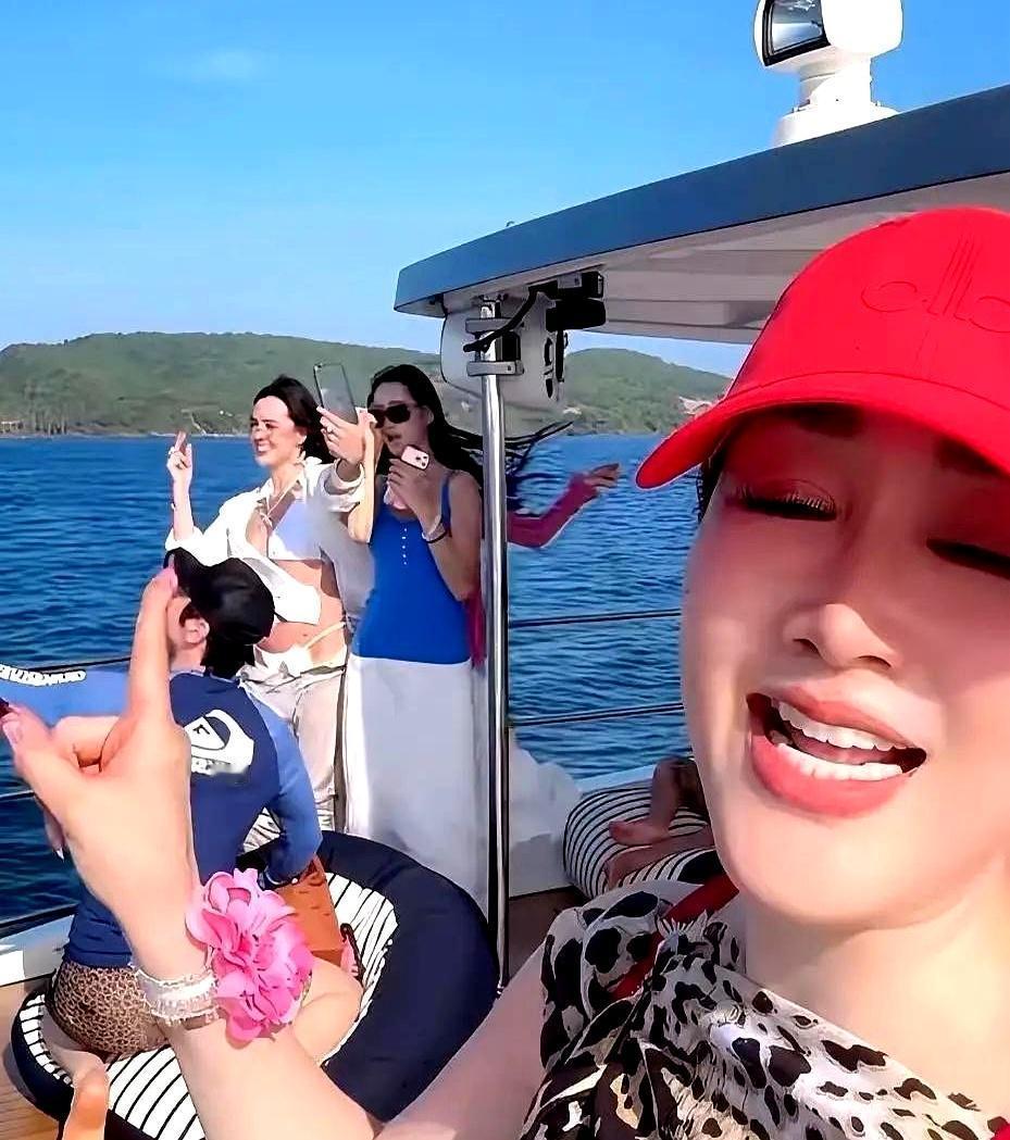 28岁女儿穿吊带，胸口贴着继父合影，评论区炸了：女大要避父！照片里，女儿半