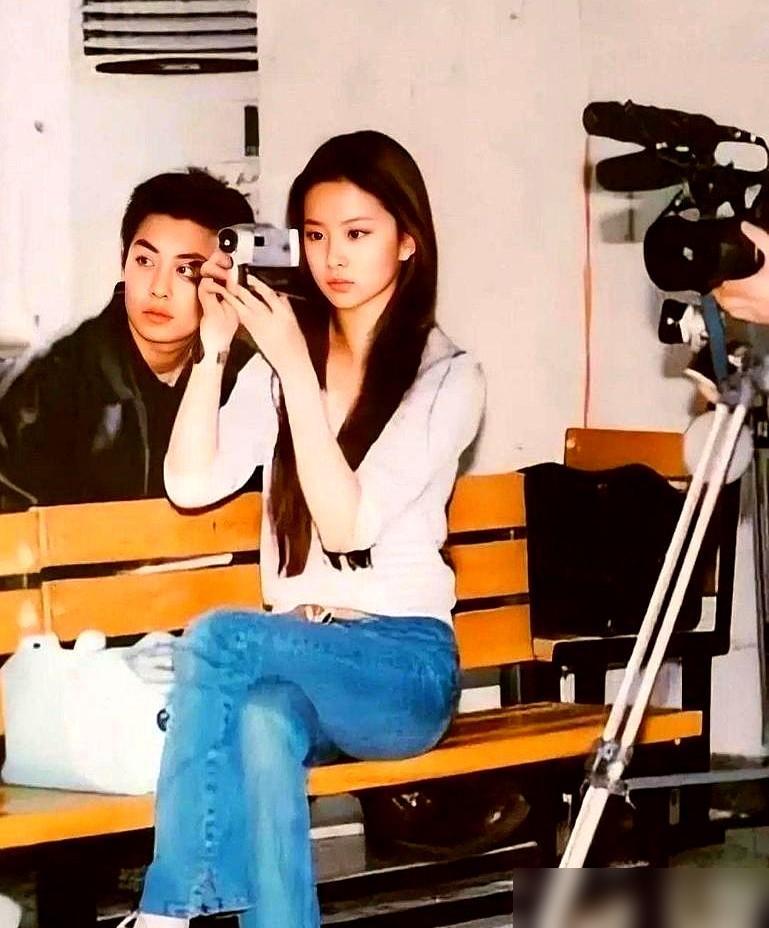 朱亚文有个死规矩在北电出了名，谁敢碰他的床他绝对翻脸。可唯独刘亦菲，不仅能随便在