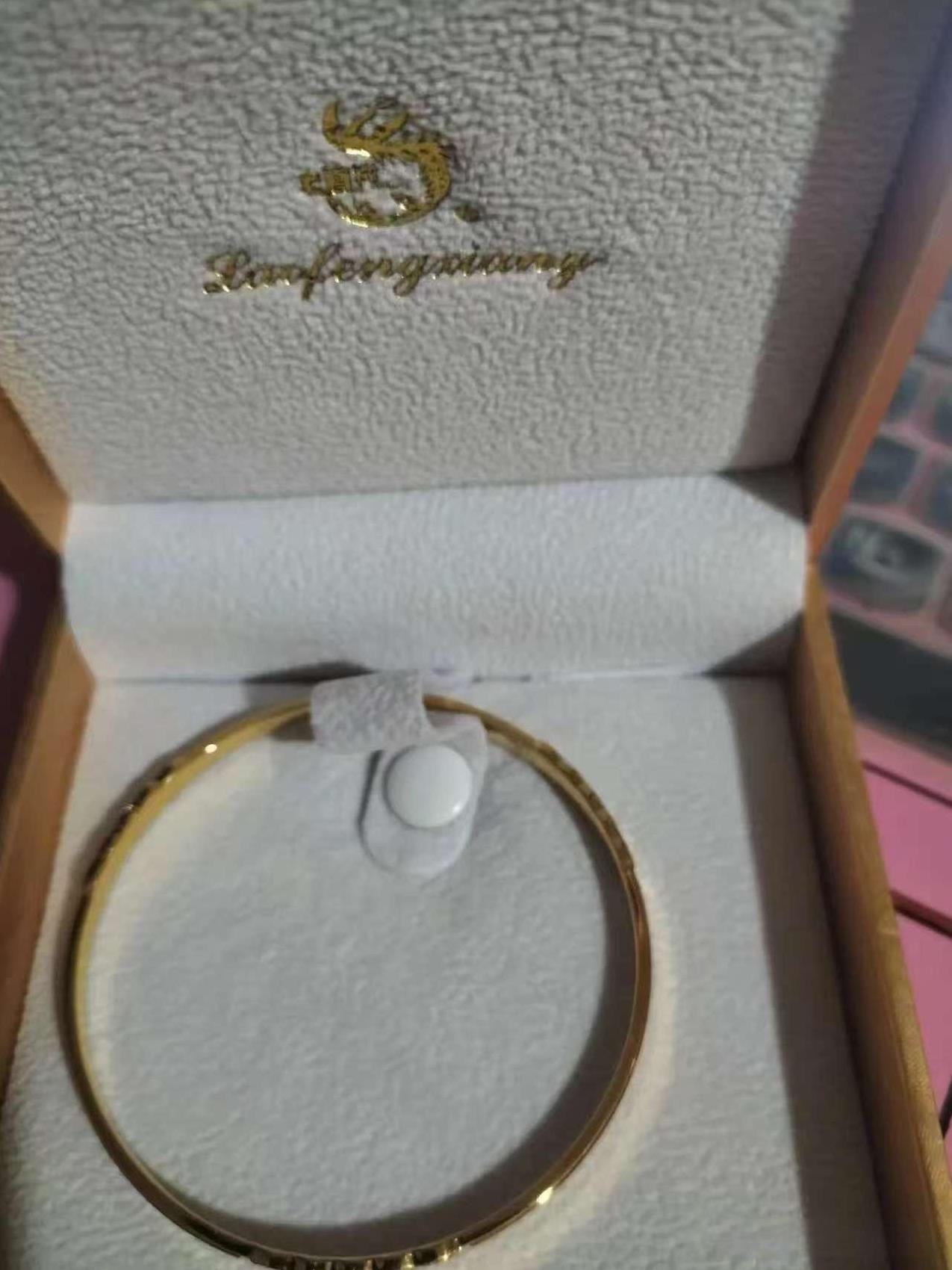 刚刚，老公再次问我，给你买的金镯子，为啥一次都没有见你戴过？我说，不想戴，碍事