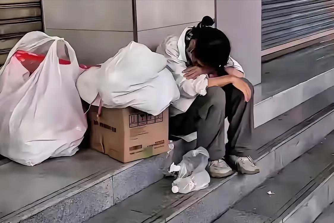 令人感动，四川成都一女孩大学毕业找不到工作，拖着行李箱在街头蹲了一下午，一个卖豆