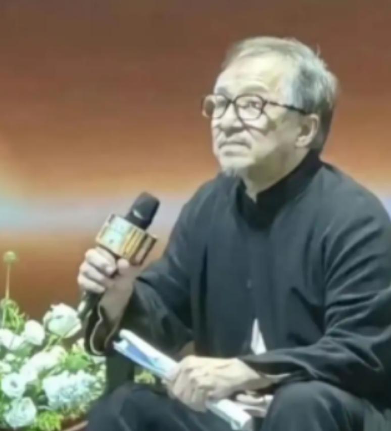 71岁的成龙上了热搜，不是丑闻，比丑闻更震撼，他当着镜头坦然承认了自己有ADHD
