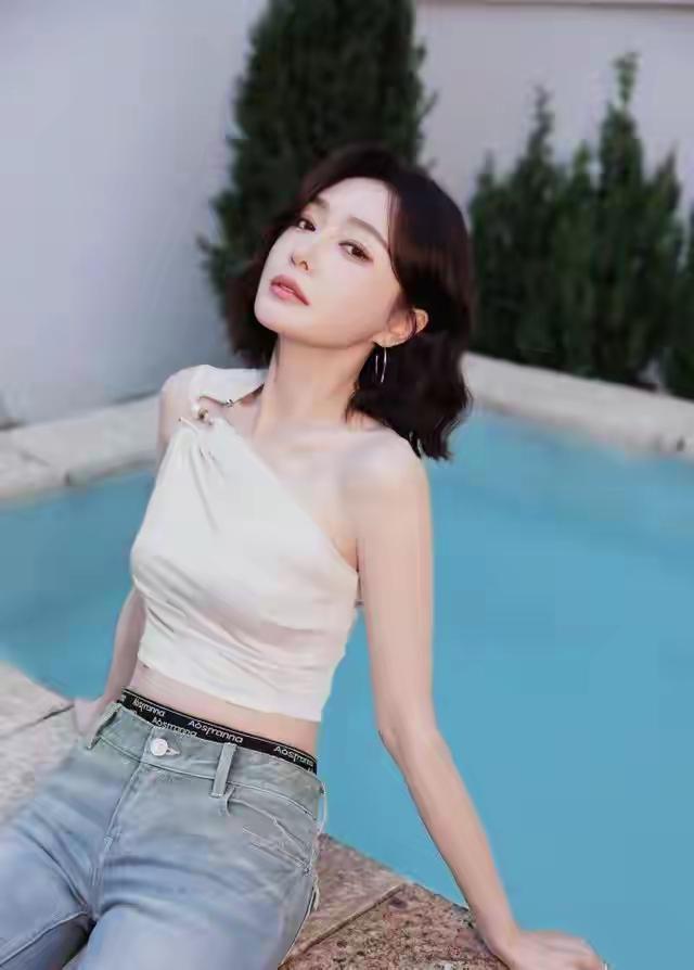46岁秦岚这小蛮腰，绝了！没生过孩子，还是占优势的。
