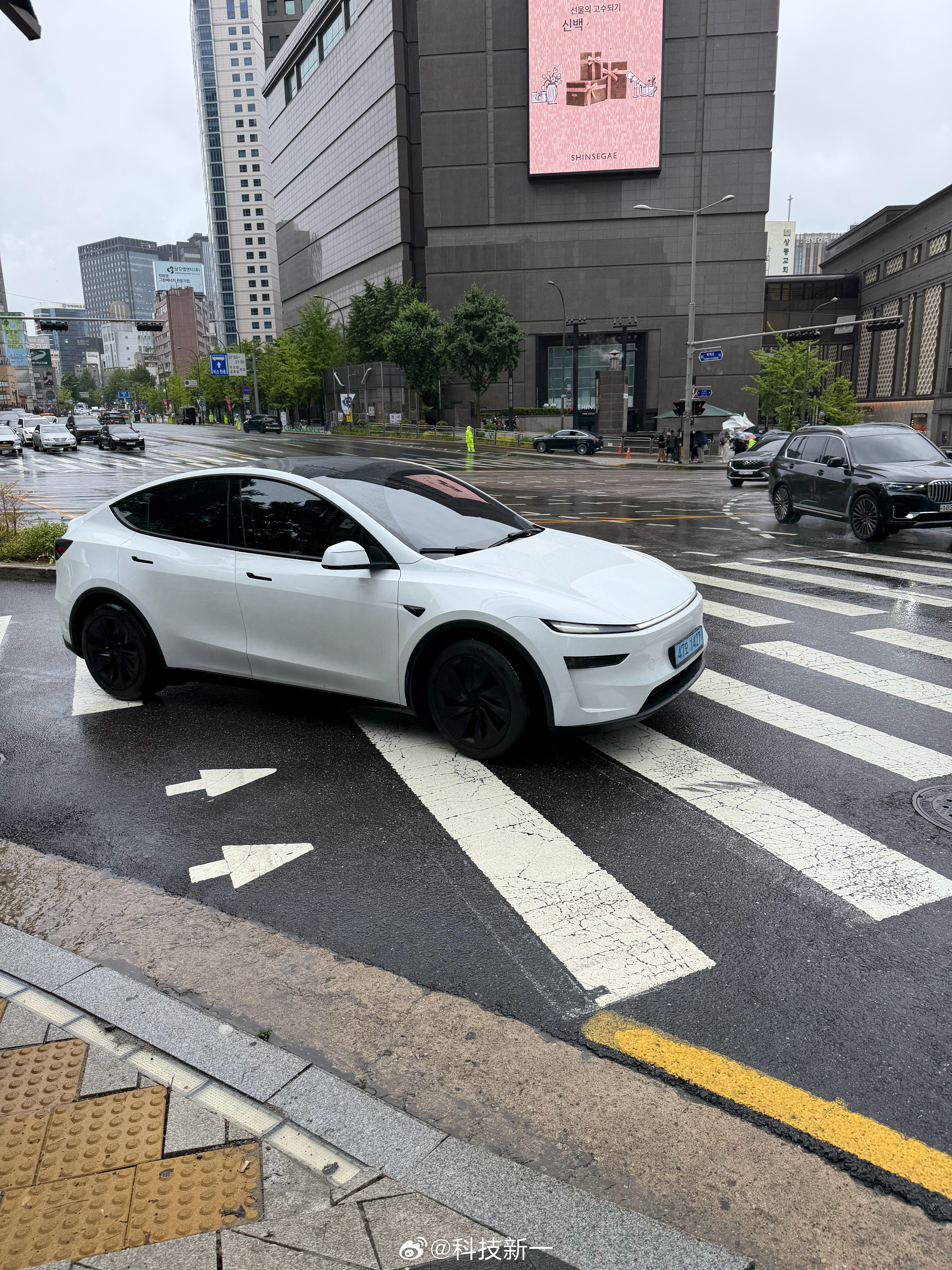 在韩国看到好几辆特斯拉ModelY了，一辆Model3没看到。我感觉国内也是