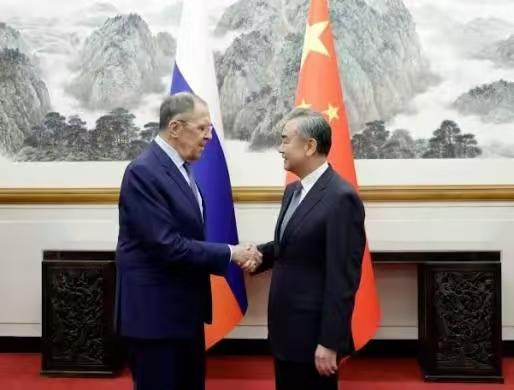 10月14日，俄罗斯外长拉夫罗夫在阿塞拜疆巴库会见中国外长王毅时，向中方递交了一