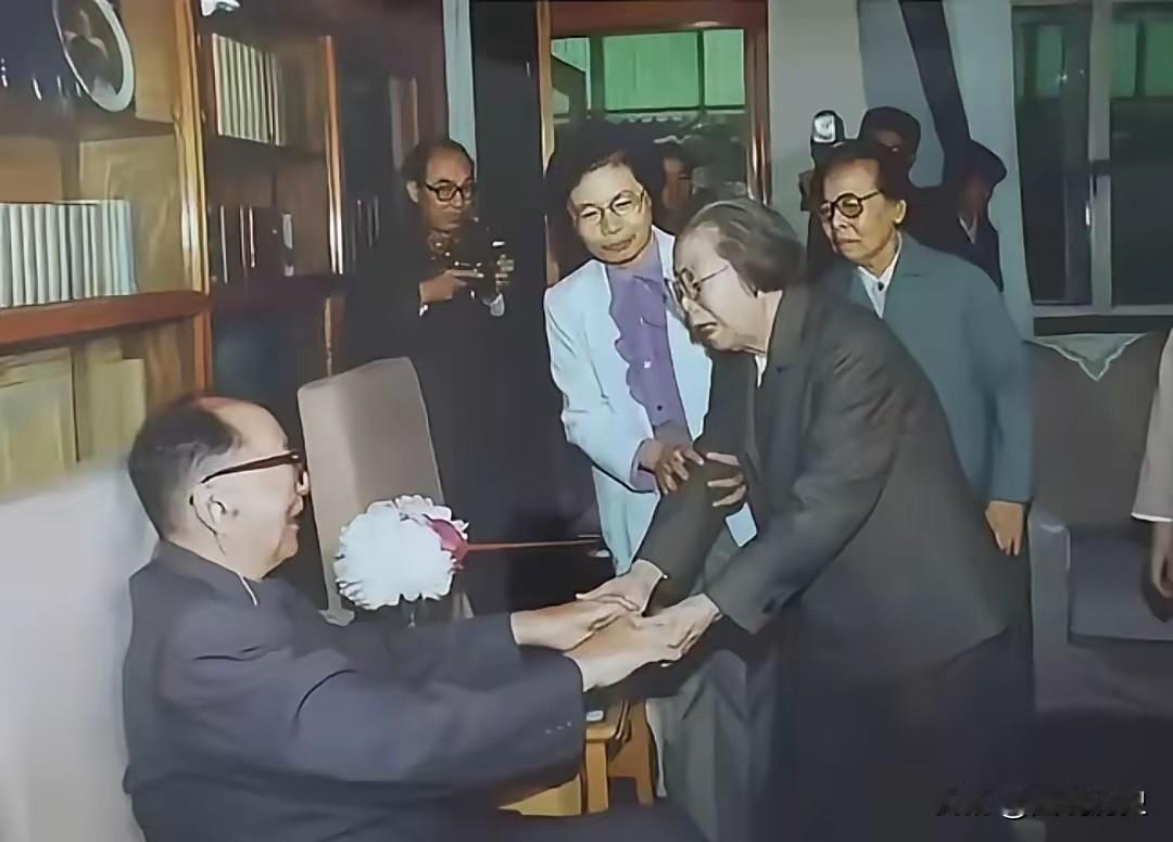 这张珍贵老照片拍摄于1989年！在北京景山东街寓所里一位抗战老兵家中，这位抗