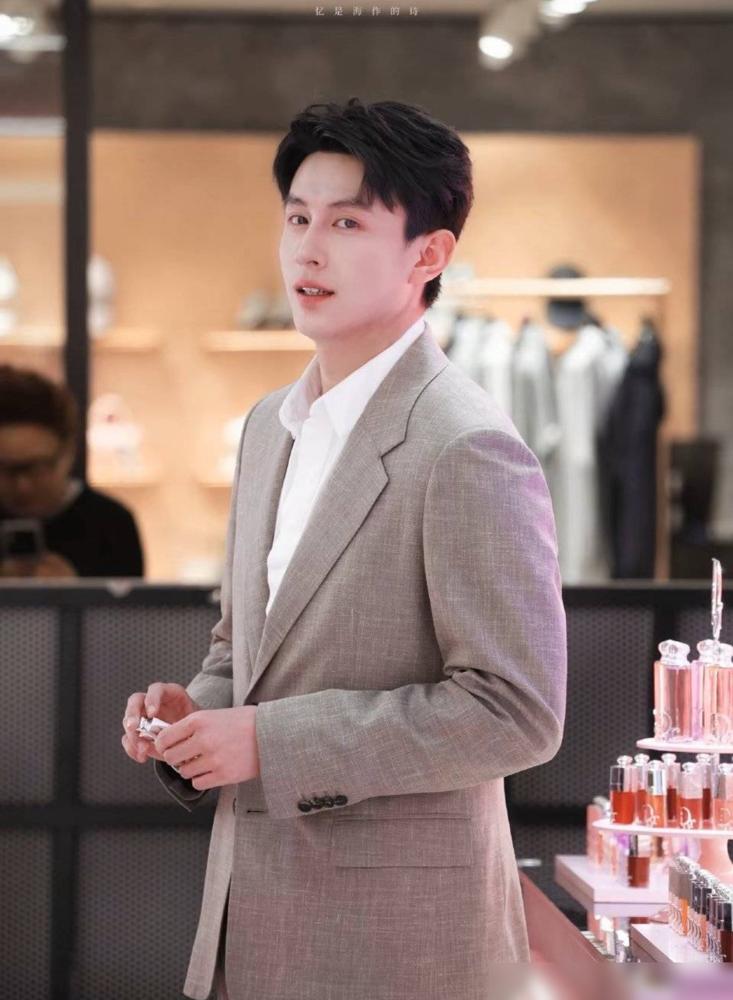 谁能想到，那个在短剧里让你熬夜狂追的刘萧旭，竟然能在南京德基把迪奥的场子给震了。