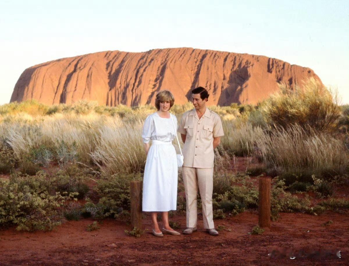 1983年，戴安娜王妃和查尔斯王子在澳大利亚艾尔斯岩前合影。这次出访期间，戴安娜