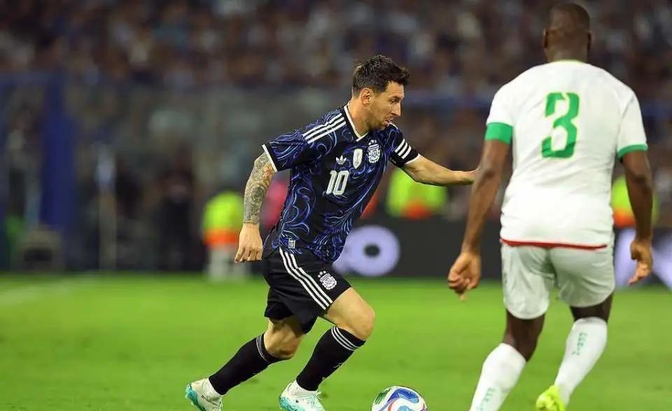 国足可以憧憬世界杯冠军了！因为就在这今天，世界冠军阿根廷坐镇主场对阵世界排名比国