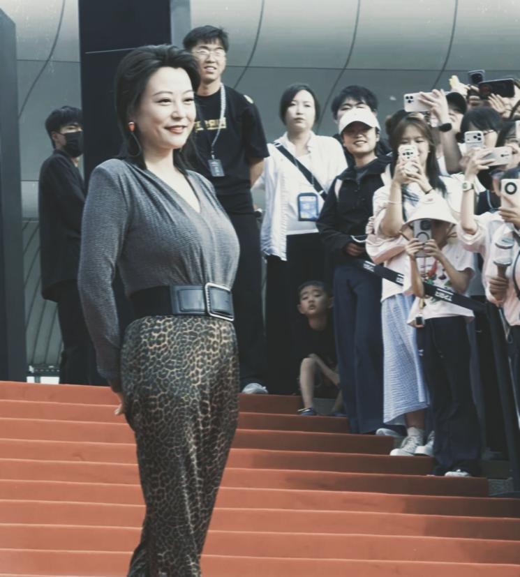 北影节红毯上，44岁的郝蕾一袭红裙亮相，直接把内娱揪着白瘦幼不放的歪风气，怼得明