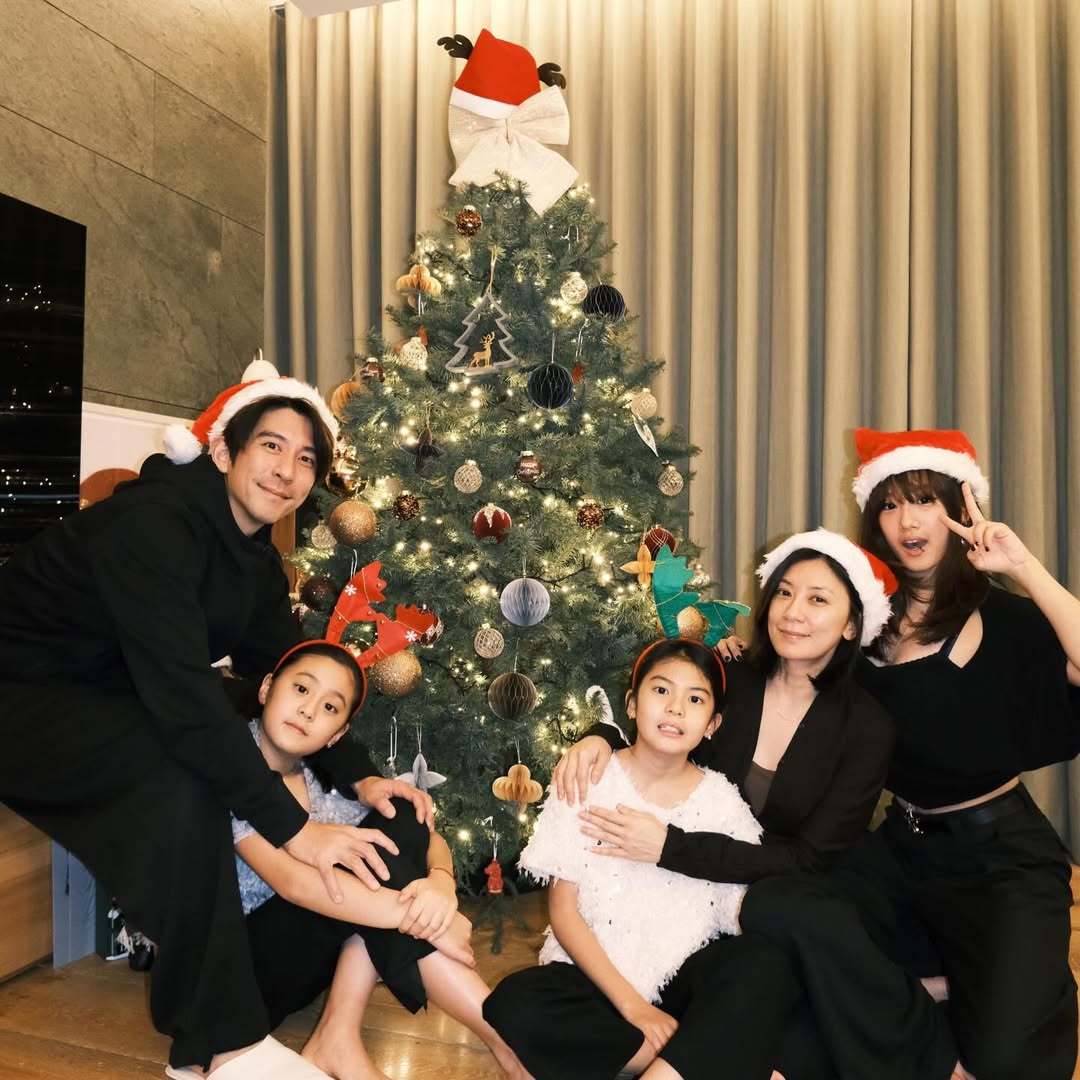 梧桐妹分享与贾静雯、修杰楷一家五口共度圣诞节的温馨合照🎄贾静雯修杰楷一家五口