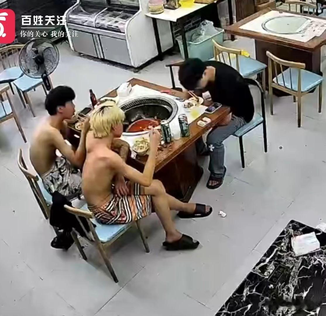 三个小伙子吃不起200多元的铁锅炖，还要逃单？视频中三个半大小伙子点了一锅铁