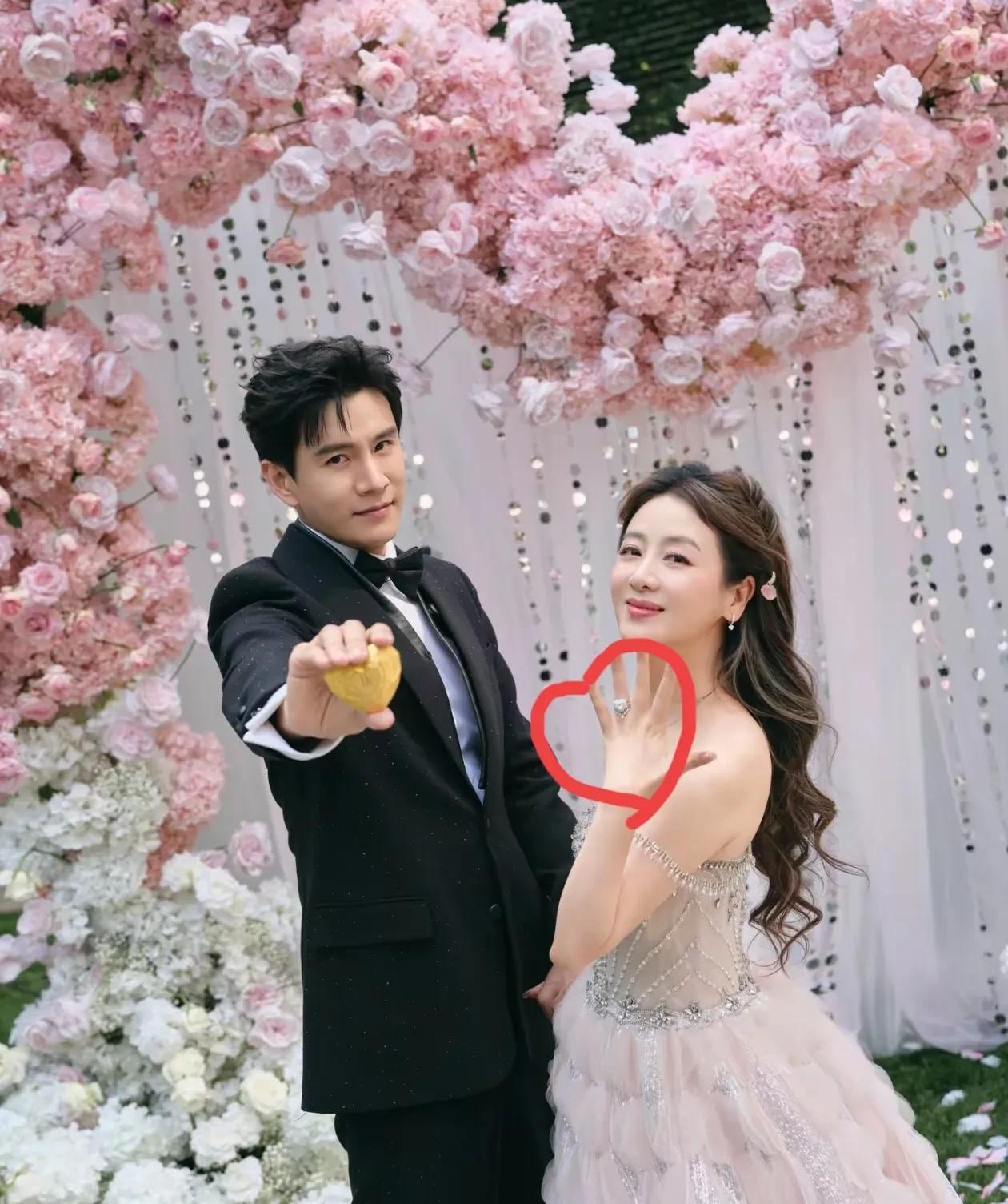经超与小李琳又在撒狗粮了。经超给妻子李琳补求婚，手上的钻戒好大一颗，这得花多少
